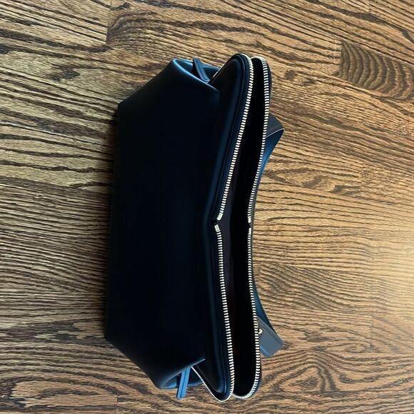 M Frame Leather Shoulder Bag
Mansur Gavriel Color: Black/ Flamma - Picture 11 of 16